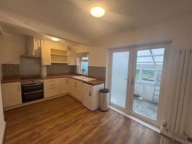 Property photo 3 of 8 Kitchen