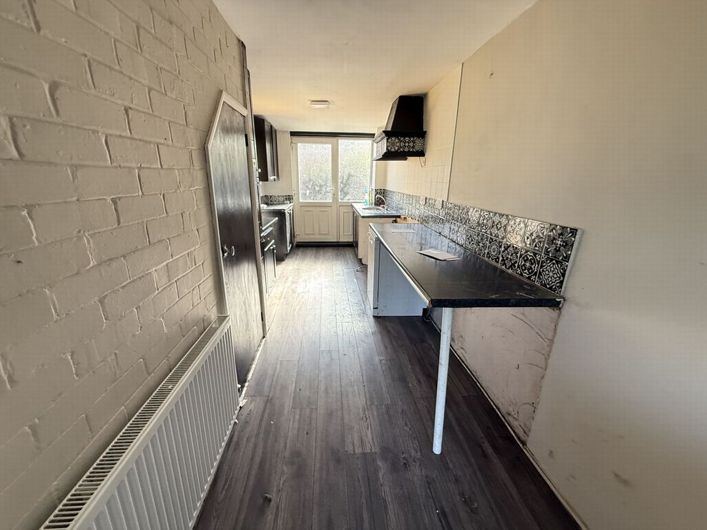 Property photo 3 of 10 Kitchen