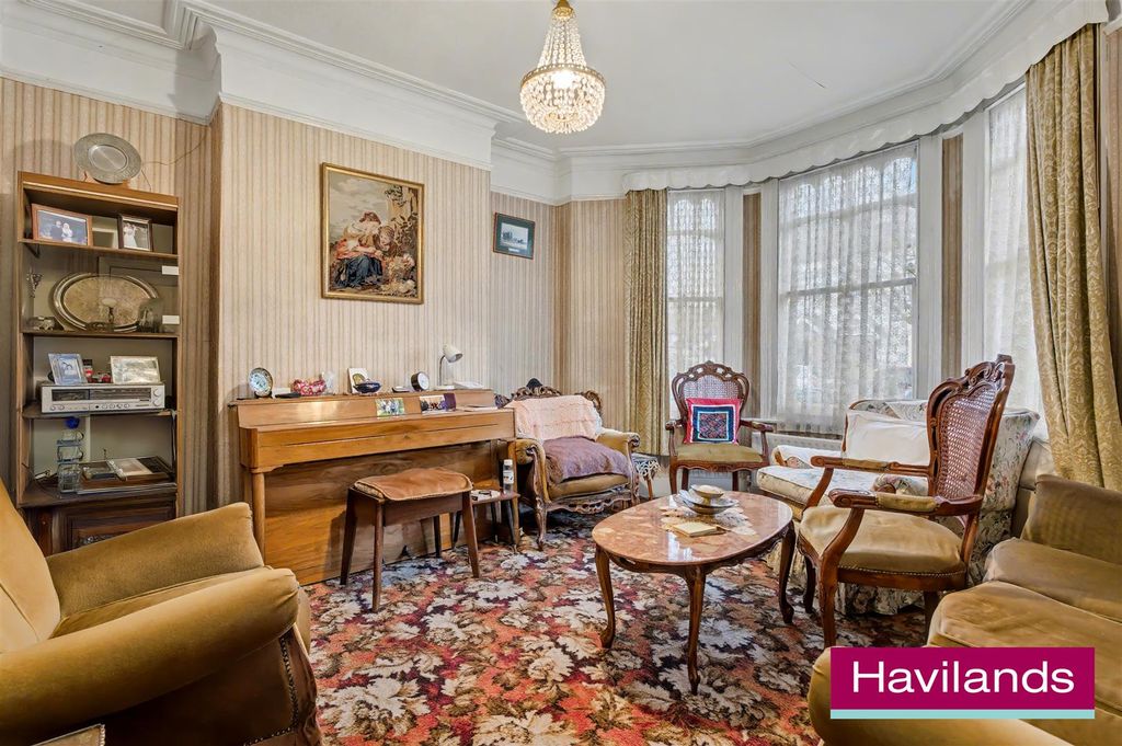 Property photo 2 of 12 College Road N21 3Jh-8.Jpg