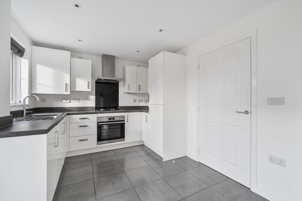 Property photo 2 of 19 1410081-14-6989B33B28F87