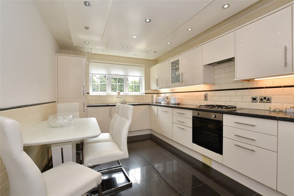 Property photo 3 of 10 Kitchen/ Dining Room