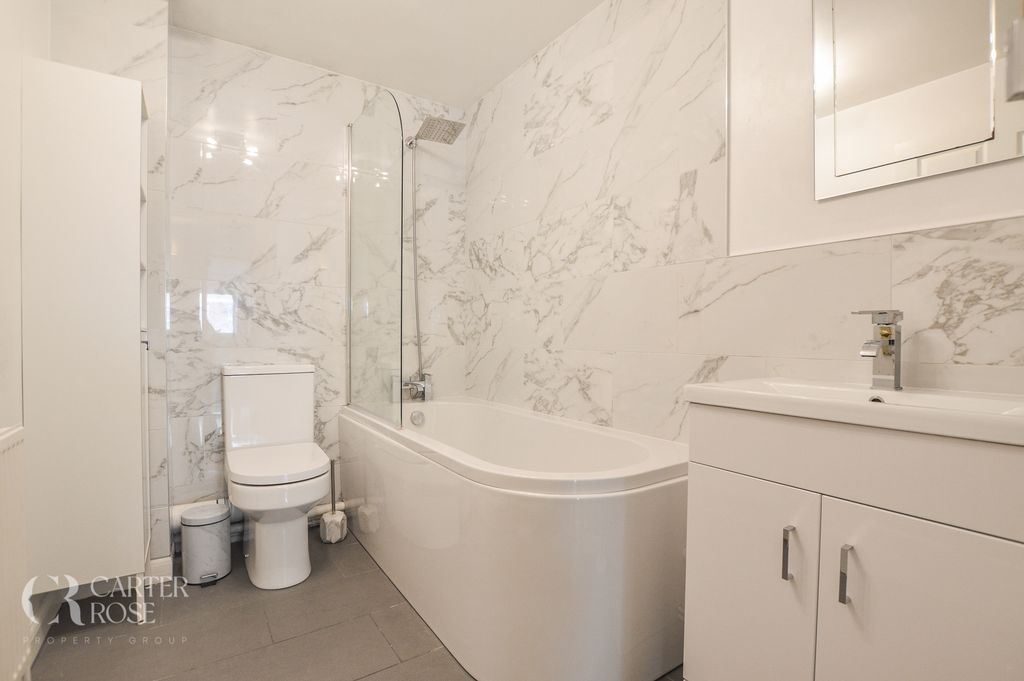 Property photo 2 of 11 Bathroom