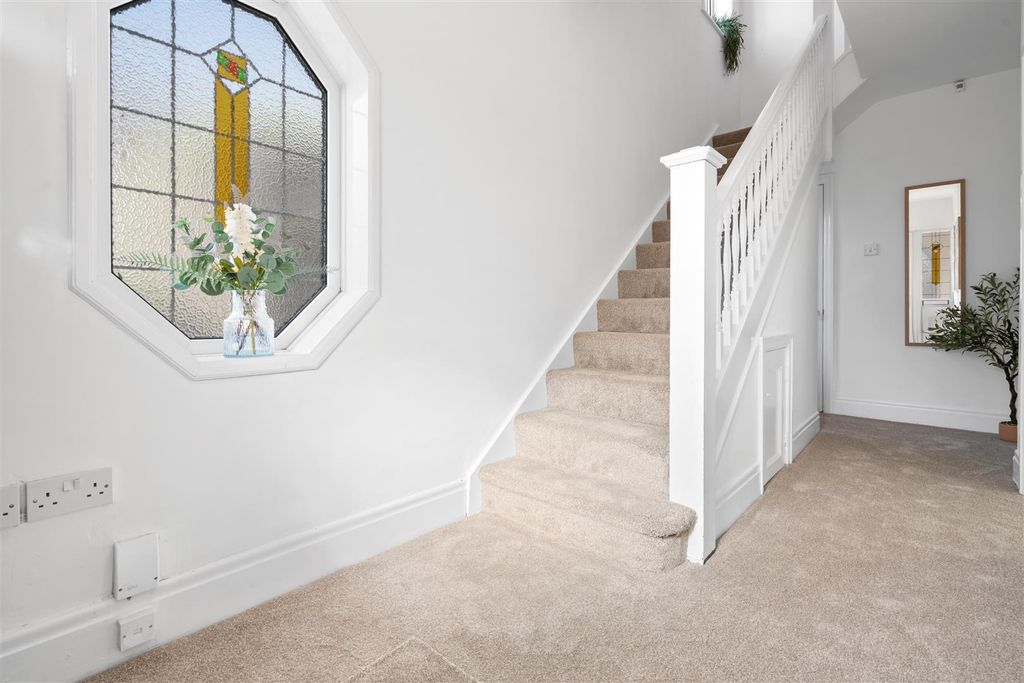 Property photo 2 of 31