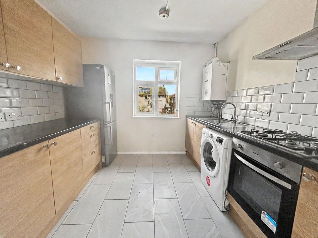 Property photo 3 of 8 Kitchen