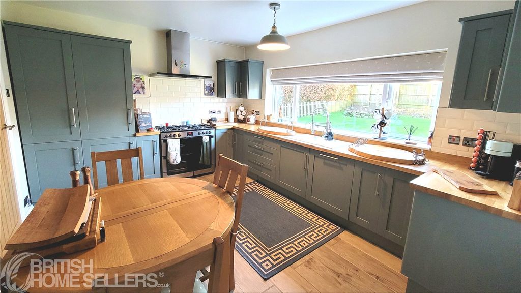 Property photo 2 of 16 Picture No. 11