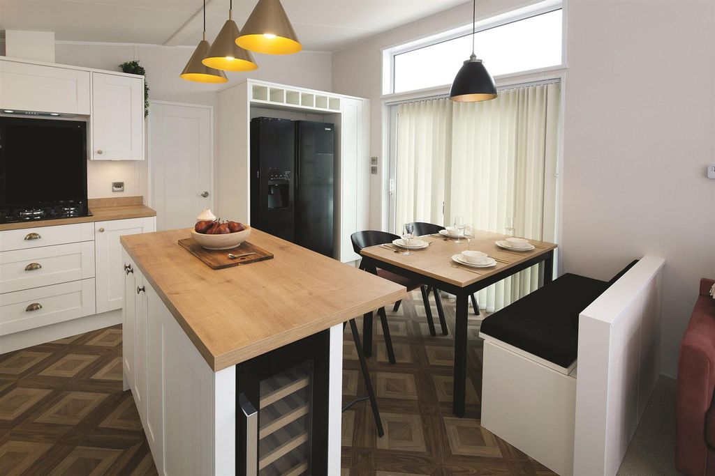 Property photo 3 of 10 Kitchen/Diner/Lounge