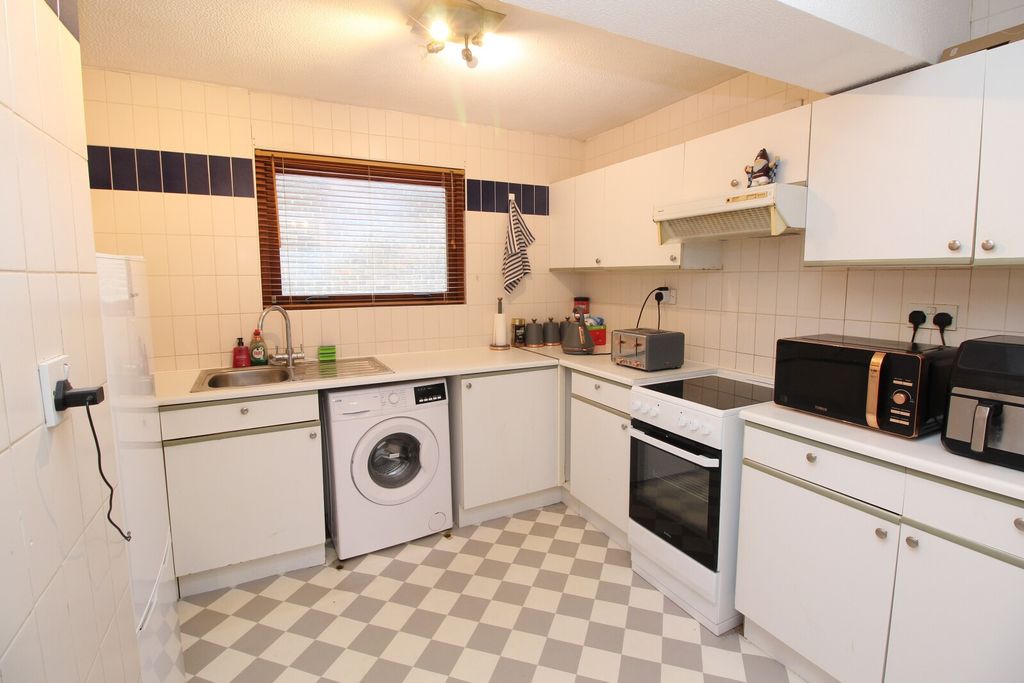 Property photo 3 of 6 Kitchen