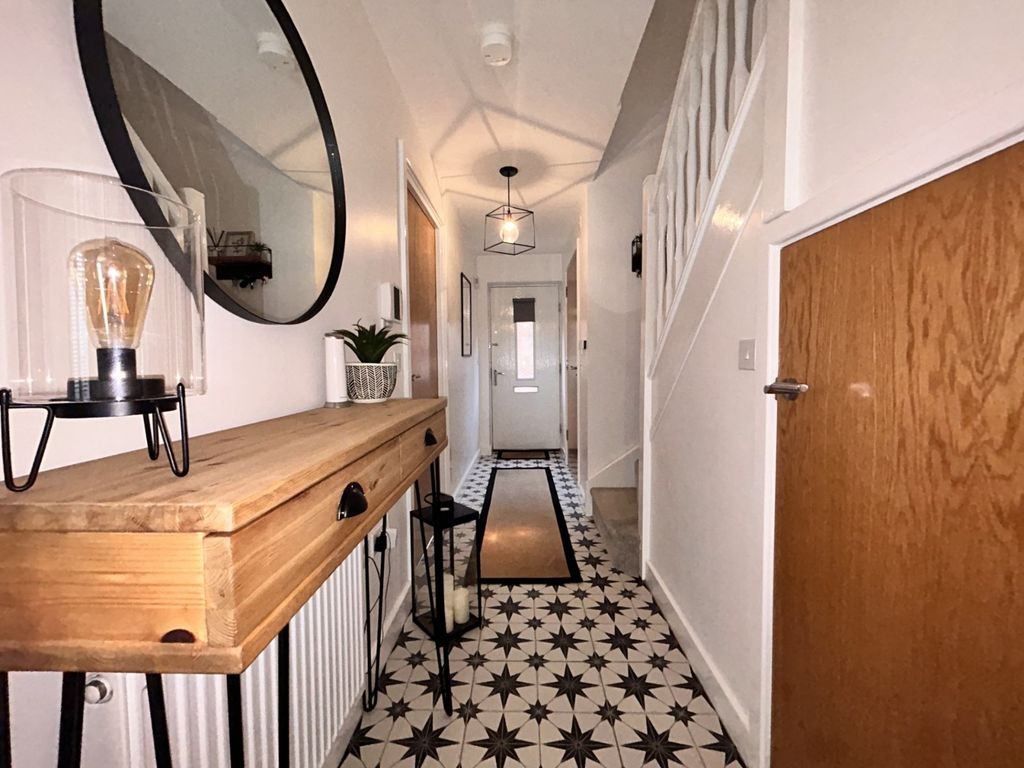 Property photo 2 of 21 Entrance Hall