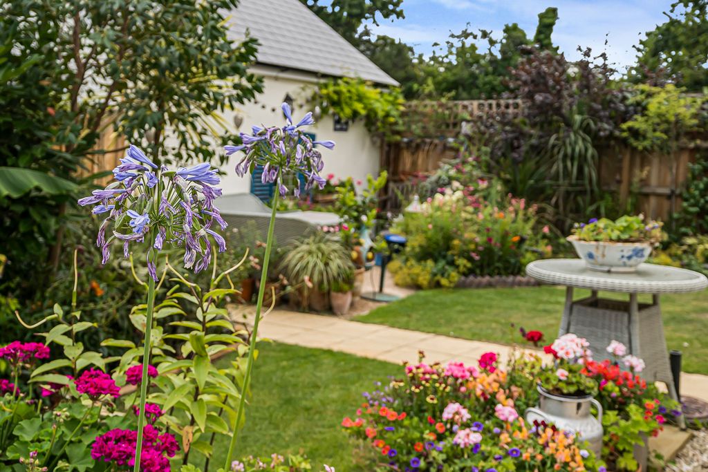 Property photo 2 of 36 Garden 3