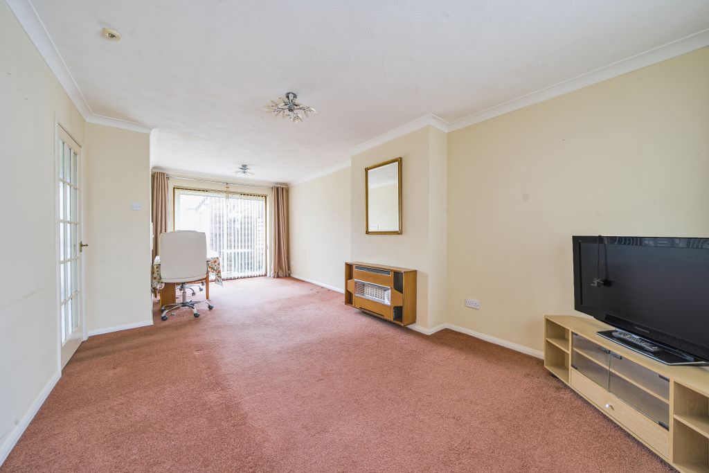 Property photo 3 of 16 40 Bear Road, Hanworth Village, Feltham, Tw13 6Ra
