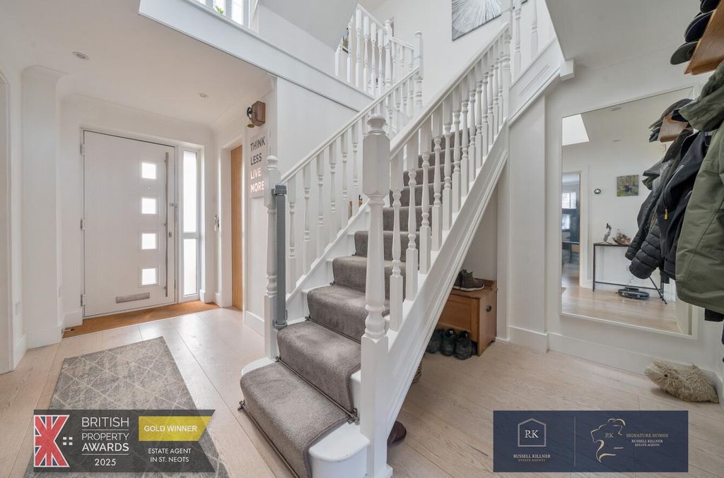 Property photo 2 of 32 Hallway.