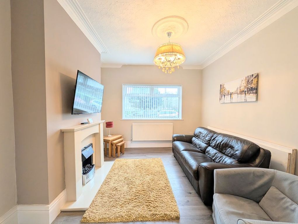 Property photo 3 of 18 Lounge