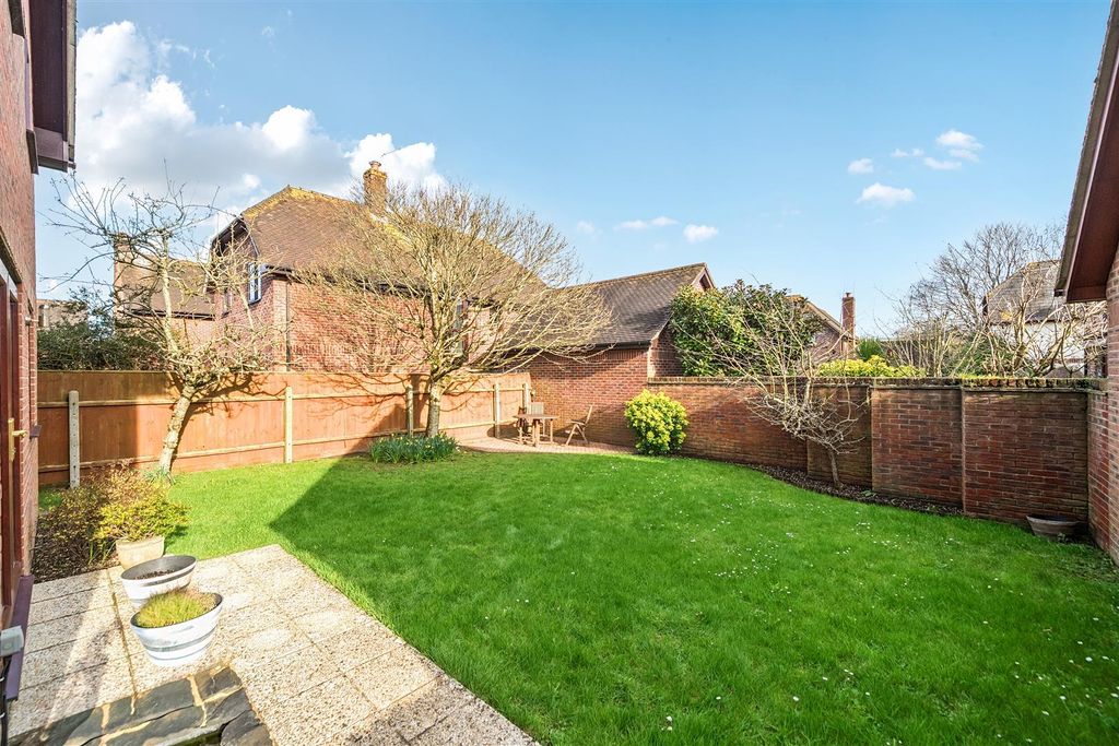 Property photo 2 of 22 Garden