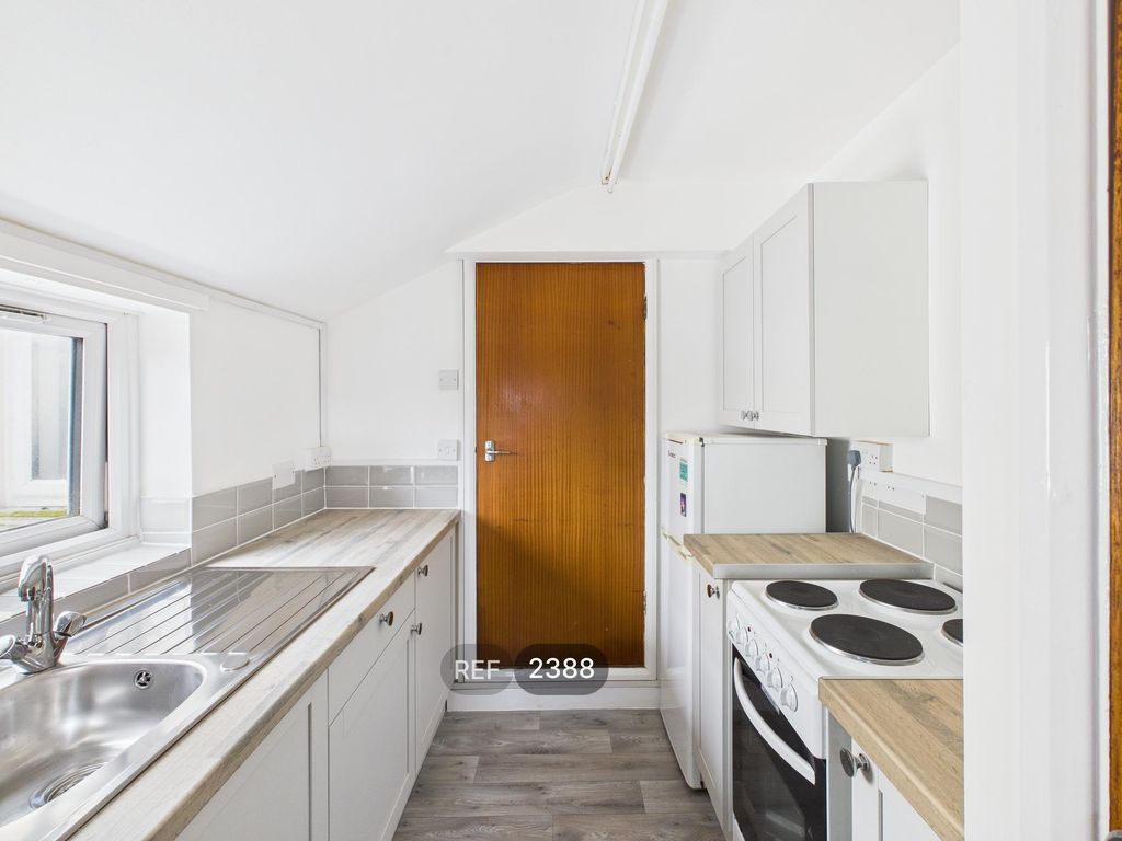 Property photo 2 of 12 Kitchen