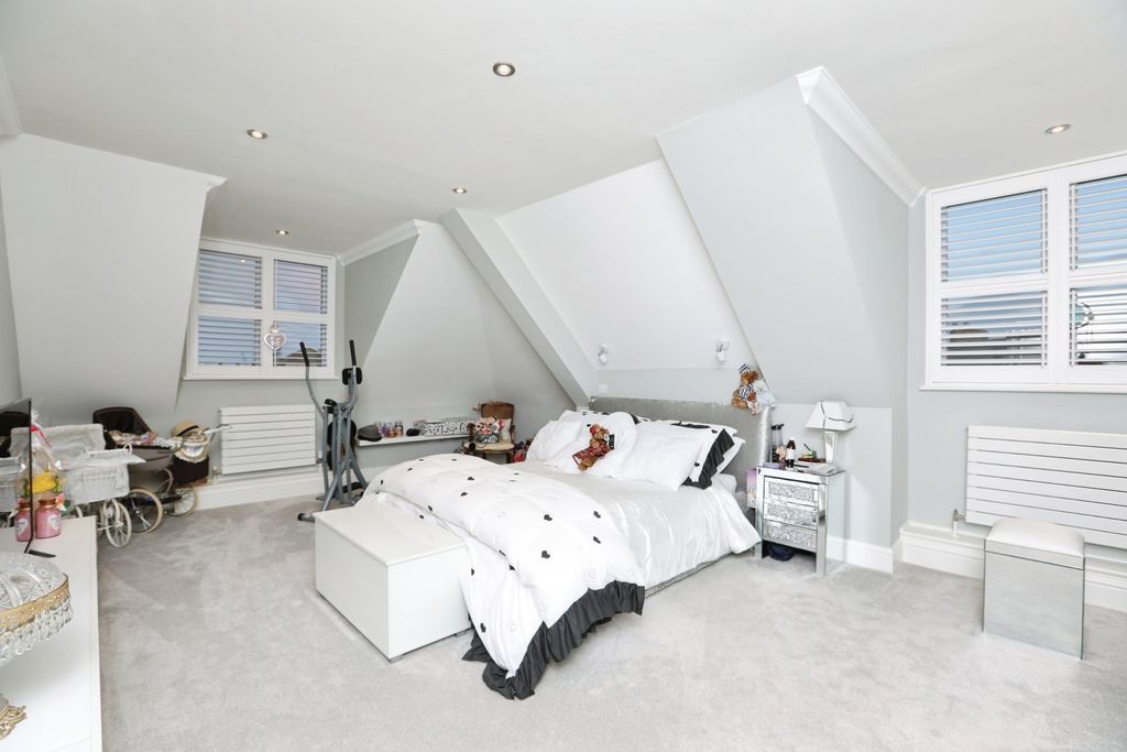 Property photo 2 of 17 Photo