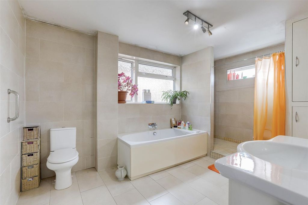 Property photo 3 of 27