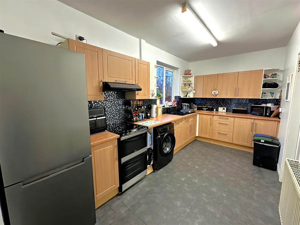 Property photo 3 of 11 Kitchen