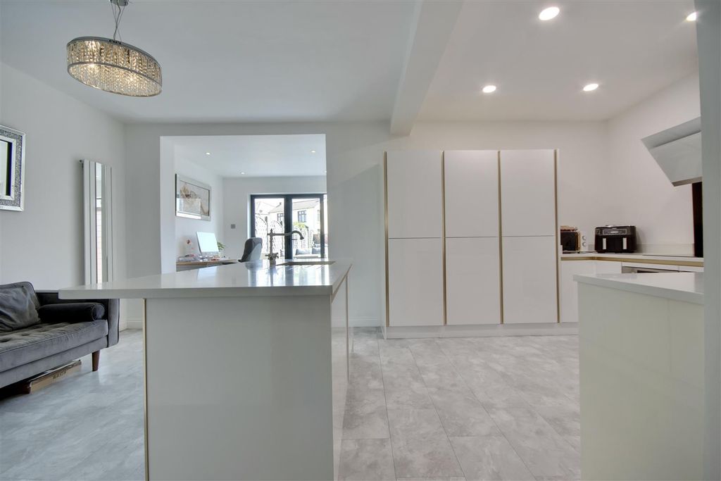 Property photo 3 of 18 0888D907-F8A6-42F3-B34C-B56F2Ece6C4A_1_201_A.Jpeg