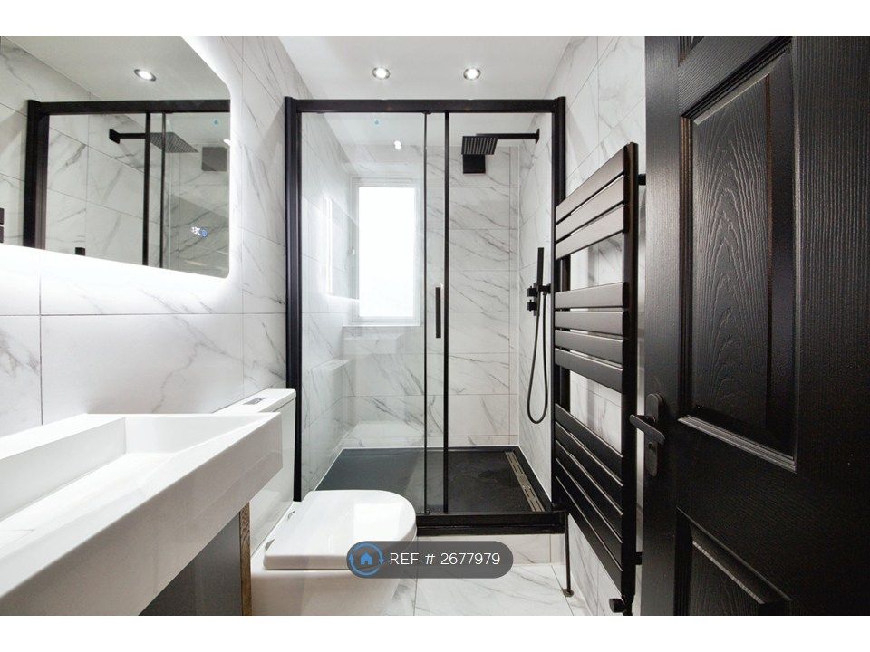 Property photo 2 of 11 Bathroom