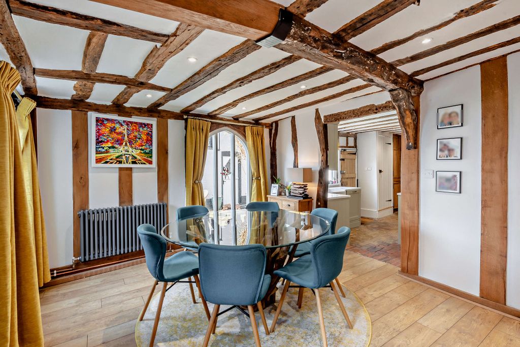 Property photo 3 of 25 8640342-Interior18-800