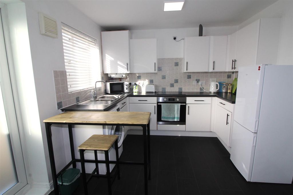 Property photo 2 of 23 Kitchen/Dining Room