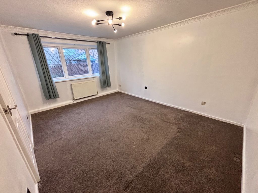 Property photo 3 of 10 Living Room