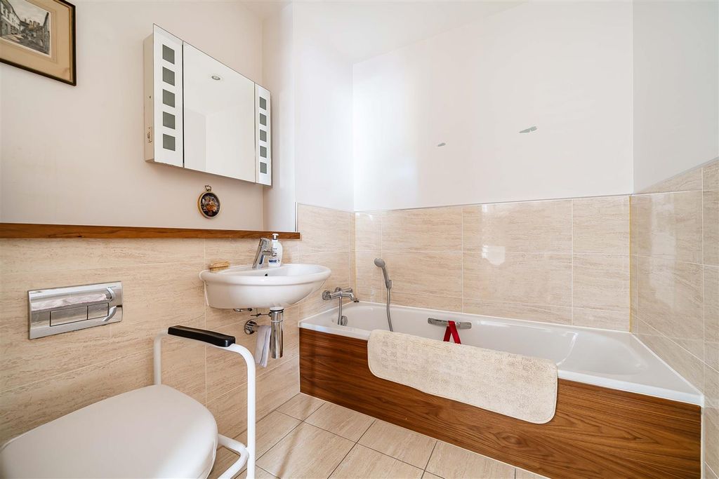 Additional image 19 of 2 bed flat for sale15 King George's Drive, Liphook GU30