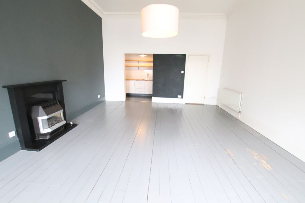 Property photo 3 of 8 Lounge