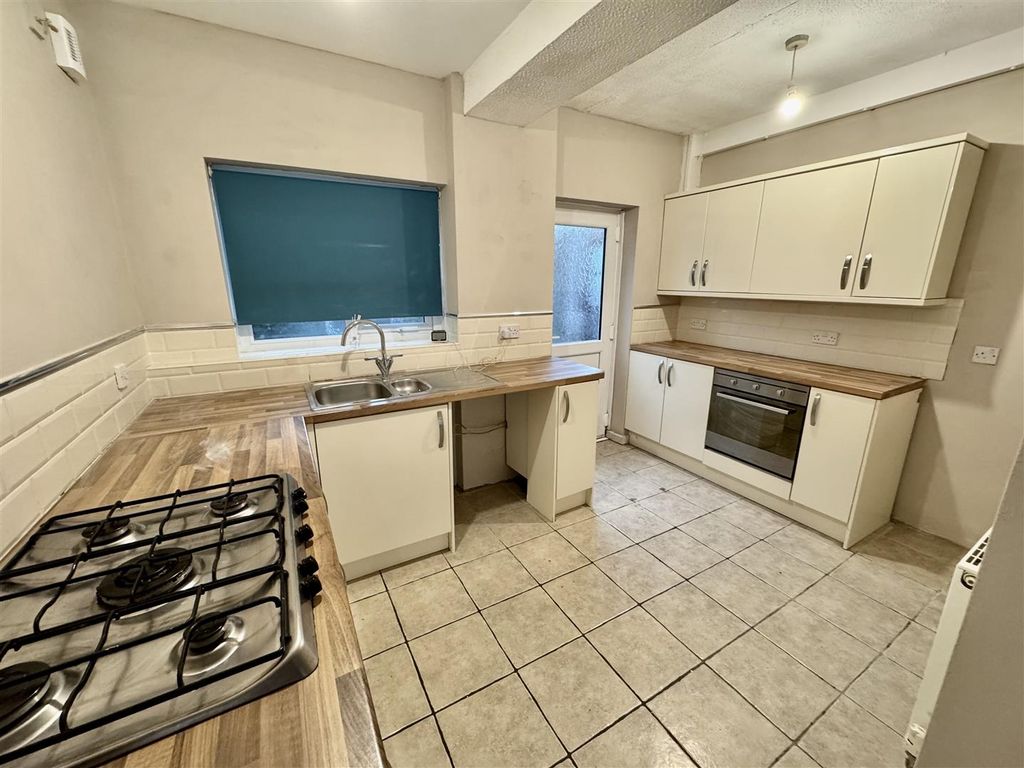 Property photo 3 of 11 Kitchen