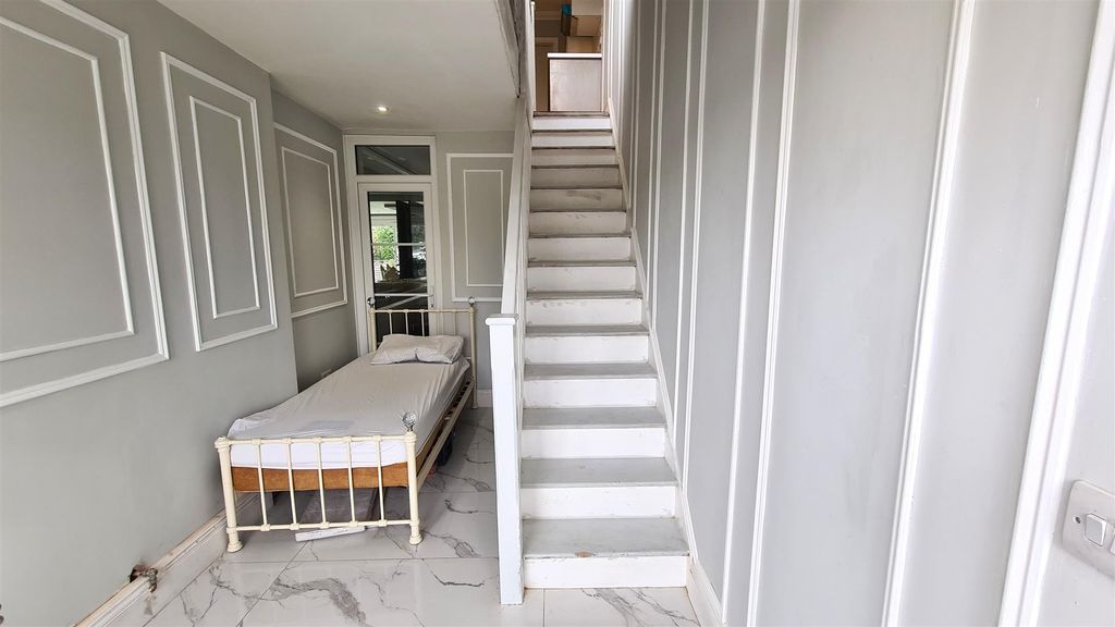 Property photo 3 of 6 Bed Area