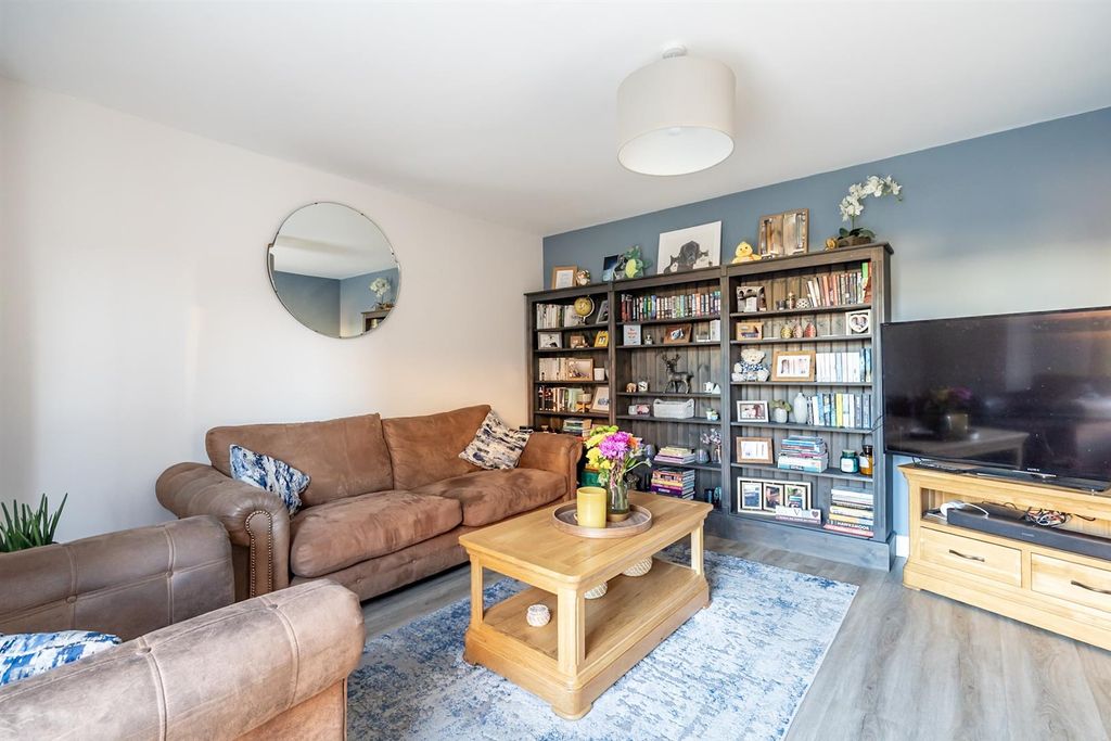 Property photo 3 of 33 Lounge