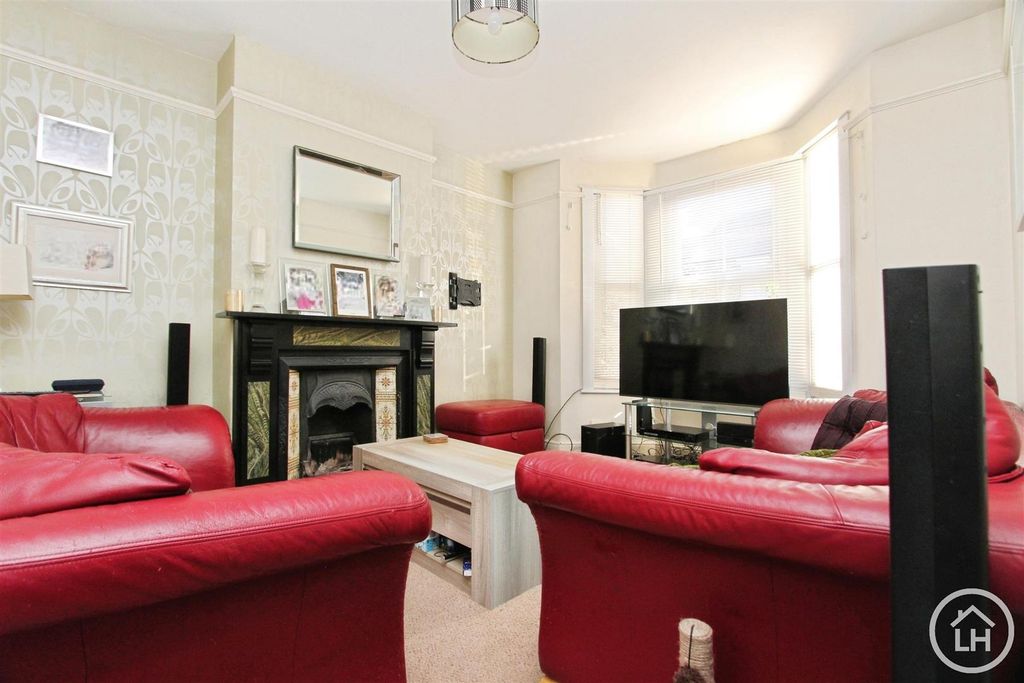 Property photo 2 of 12 Lounge