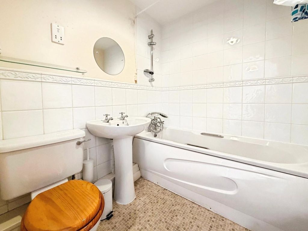 Property photo 3 of 20 Bathroom