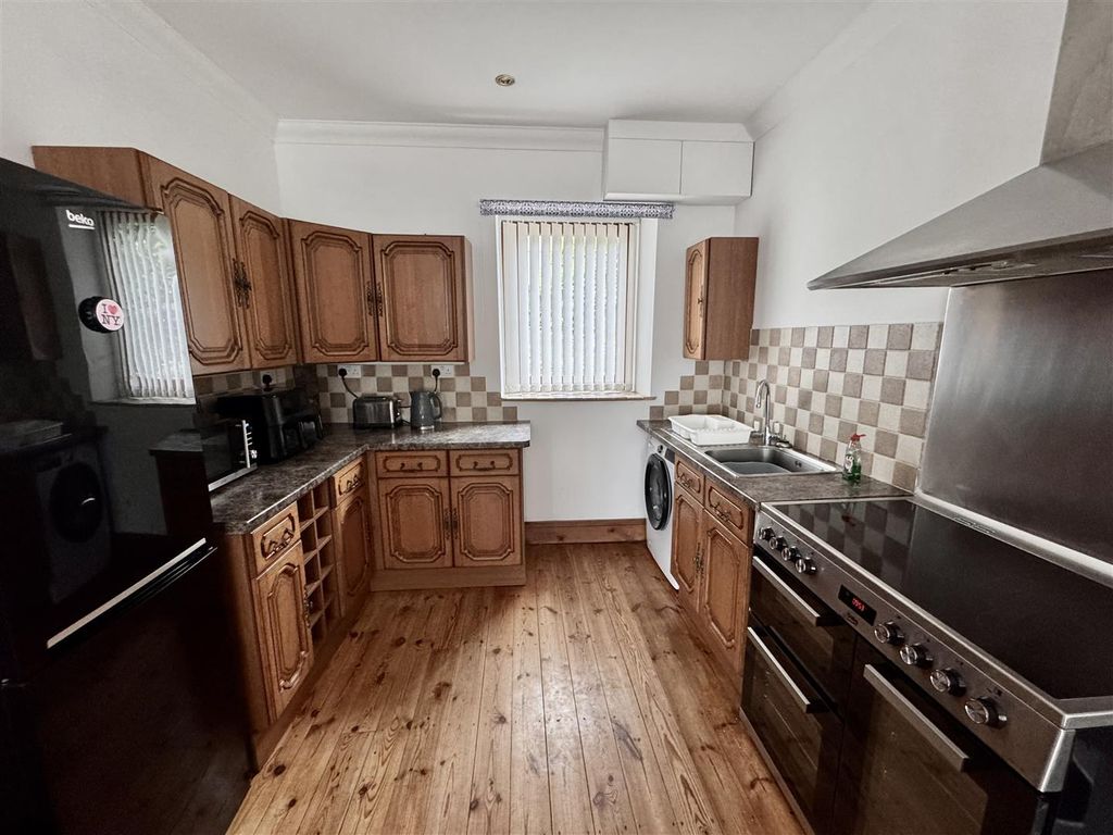 Property photo 3 of 12 Kitchen