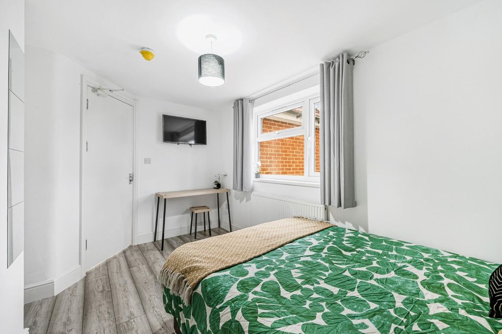 Property photo 1 of 5 16 The Crescent-15.Jpg