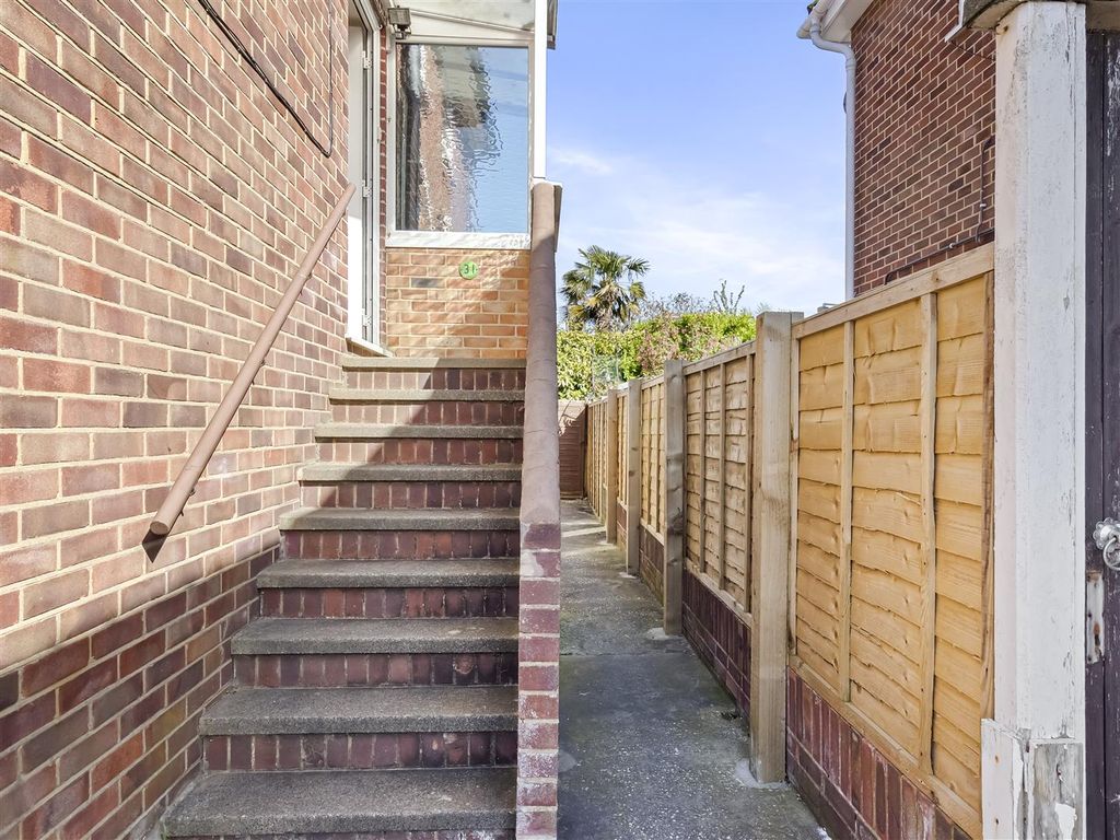 Property photo 3 of 12 31 Chesham Close-002.Jpg