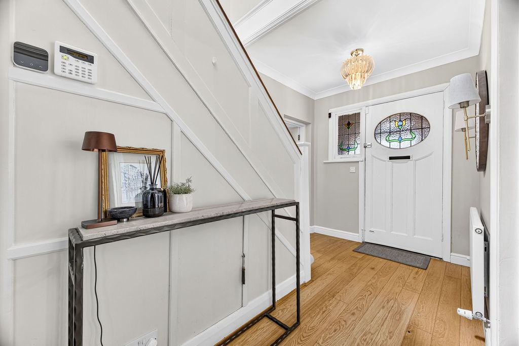 Property photo 3 of 25 Entrance Hallway