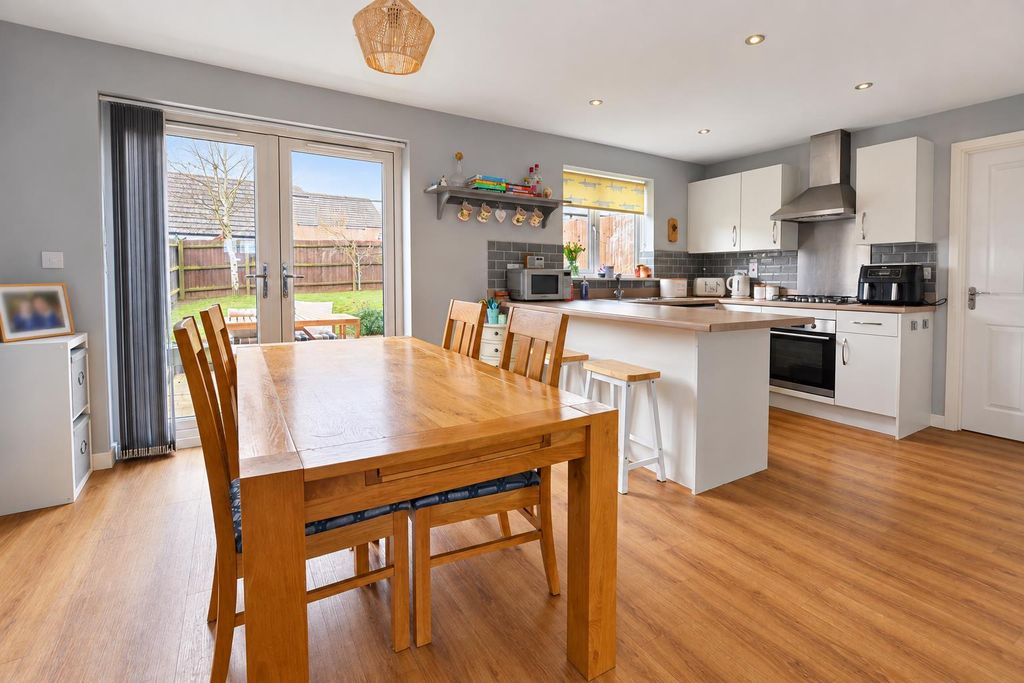 Property photo 2 of 19 Kitchen / Diner