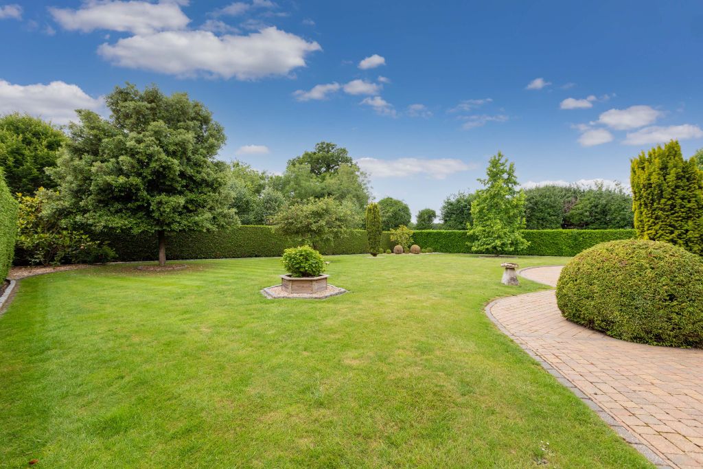 Property photo 2 of 27