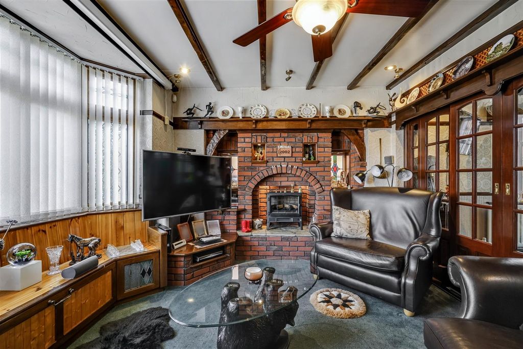 Property photo 3 of 33 Lounge