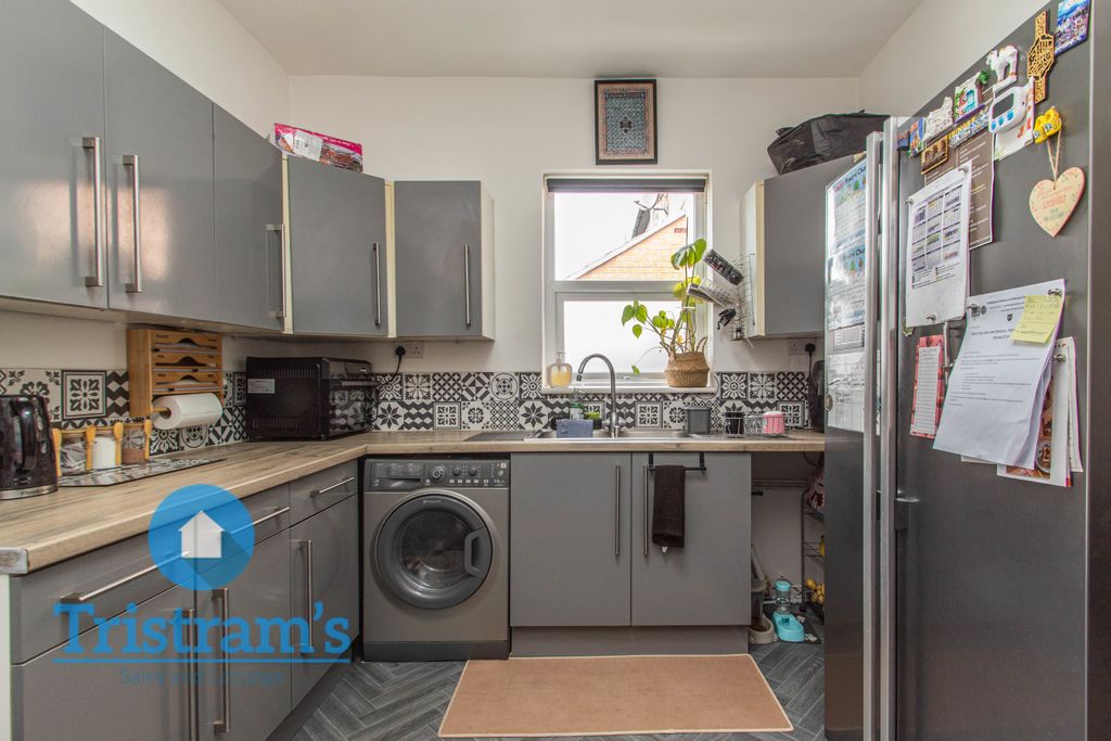 Property photo 2 of 32