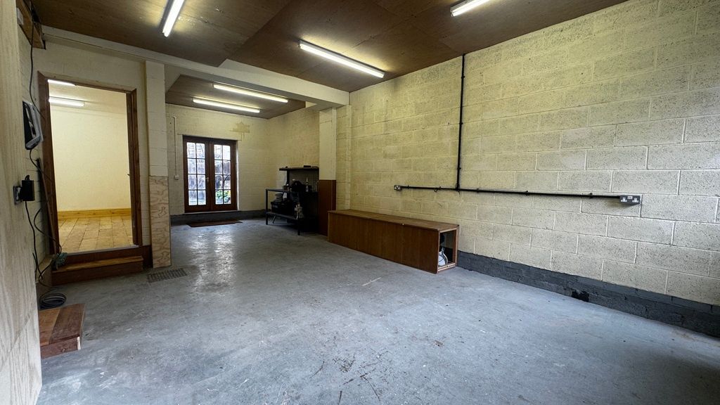 Property photo 2 of 11 Large, Clean Garage/Storage Space With Concrete Fl...