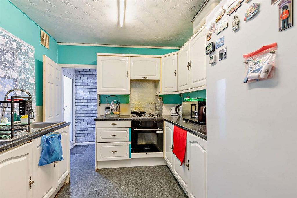 Property photo 2 of 13 8666864-Interior06-800.Jpg