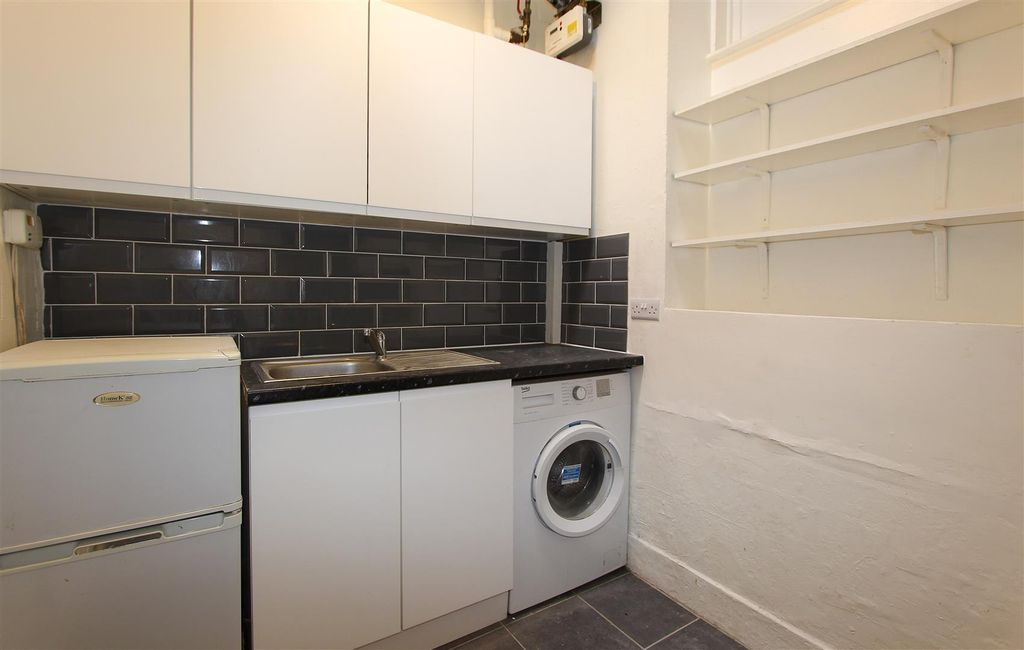 Property photo 3 of 7 Kitchen