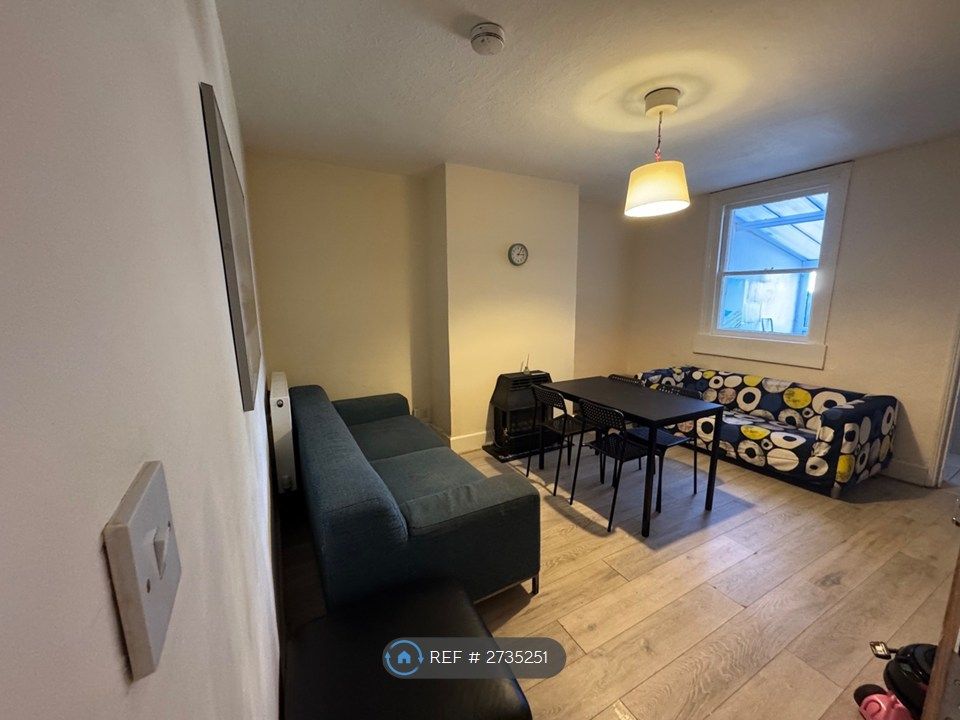 Property photo 2 of 15 Livingroom