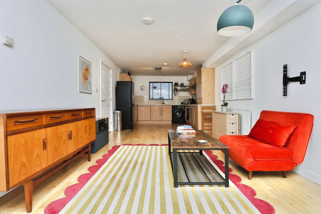 Property photo 3 of 15 Lounge / Kitchen