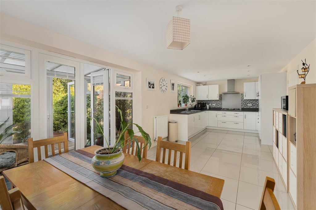 Property photo 2 of 16 2 Wiggins Close, Bloxham-10.Jpg
