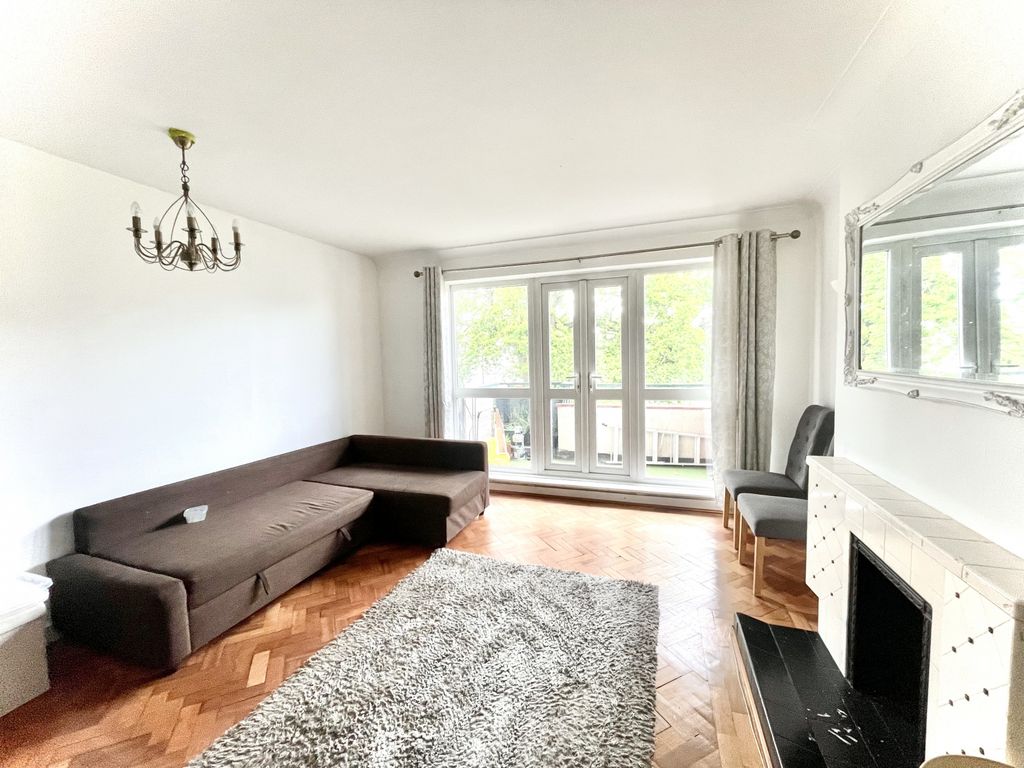 Property photo 1 of 12 An Extremely Spacious Three Bedroom Flat In Palmers Green.