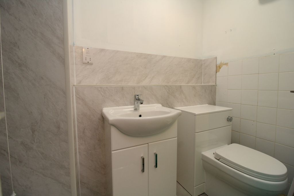 Property photo 3 of 5 Bathroom.Jpg