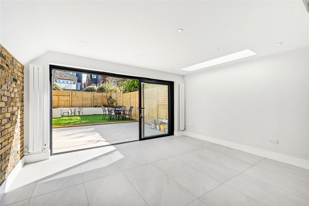 Property photo 3 of 14 Kitchen/Reception